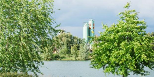 Les gravières s'accompagnent d'équipements importants, très visibles dans les basses terres des palus - Blanquefort