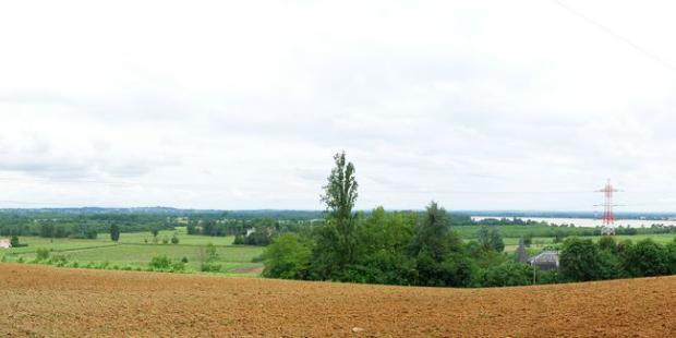 Depuis les hauteurs à l'est de Bourg, l'étendue plane et verdoyante du marais se révèle.
