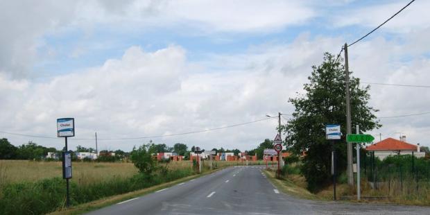 La ville s'étend, bâtiment après bâtiment, sur l'espace agricole - Saint-Louis-de-Montferrand 