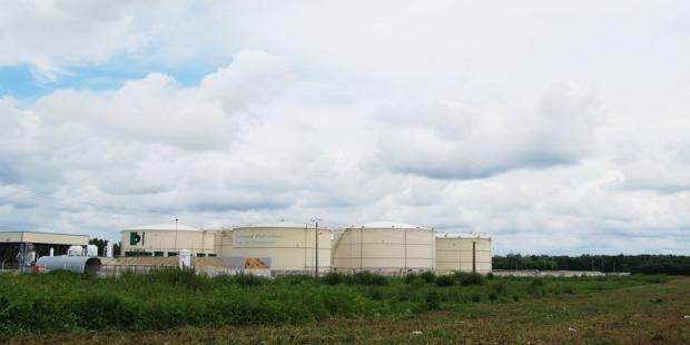 Les séries de cuves se succèdent, écrasant ces paysages dégagés - Ambès 