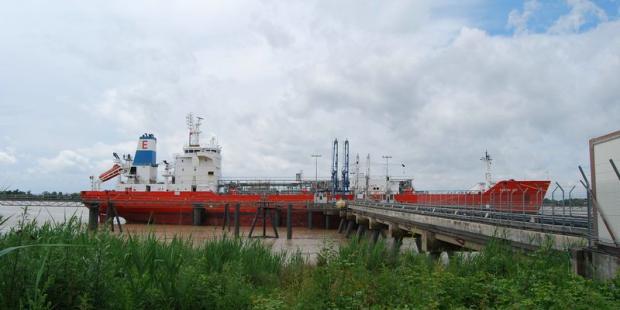 Les pétroliers amarrés aux appontements des dépôts participent du paysage du Bec - Ambès