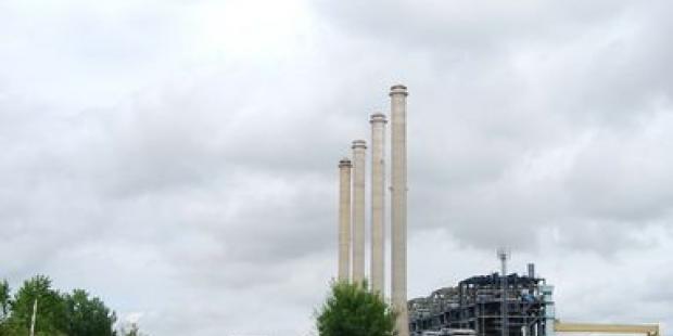 Point de repère monumental, visible depuis toute la presqu'île mais aussi au-delà des deux fleuves, la centrale thermique signale la vocation industrielle de la pointe - Ambès