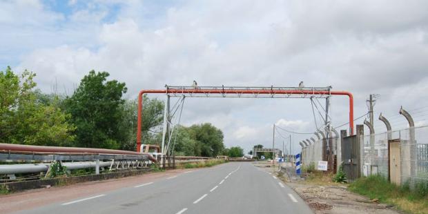 Les pipelines accompagnent ou franchissent la route, également accompagnée de clôtures et parkings peu amènes, tandis que la Garonne reste invisible - Ambès 