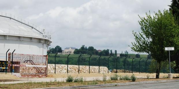Confrontation visuelle de deux univers : cuves du dépôt de pétrole au premier plan ; Château Tayac, domaine viticole des Côtes de Bourg, en arrière - Ambès