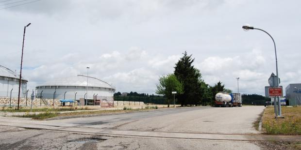 Les structures végétales ne suffisent pas à inscrire finement ces équipements dans le paysage - Ambès