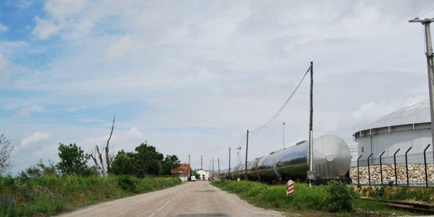 Jusqu'à la pointe, une voie ferrée dessert les emprises industrielles du Bec d'Ambès - Ambès