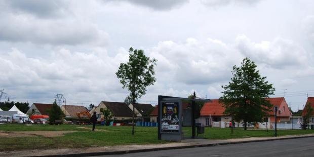 Bâti pavillonnaire et espace public sans qualités en bordure nord d'Ambès 