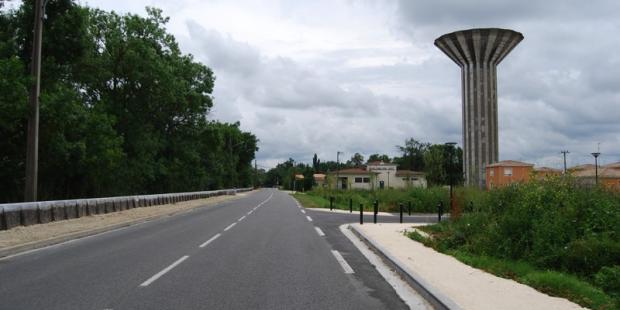 De nouvelles constructions pavillonnaires s'implantent au fil de la RD10 au sud d'Ambès 