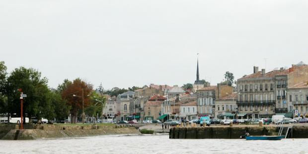 Quais de pierre et façade urbaine de Blaye 