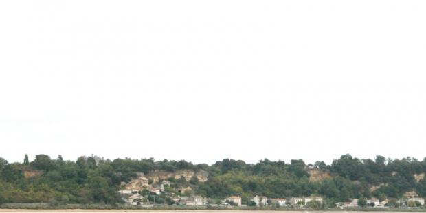 Les falaises calcaires de Gauriac s'élèvent au-dessus des eaux 
