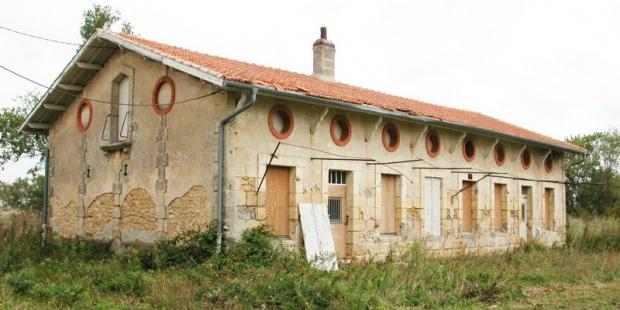 Sur les îles, les bâtiments à l'abandon présentant un interêt architectural pourraient être réhabilités au bénéfice du public : un projet de restauration du patrimoine bâti et de renaturation est en cours sur l'île Nouvelle