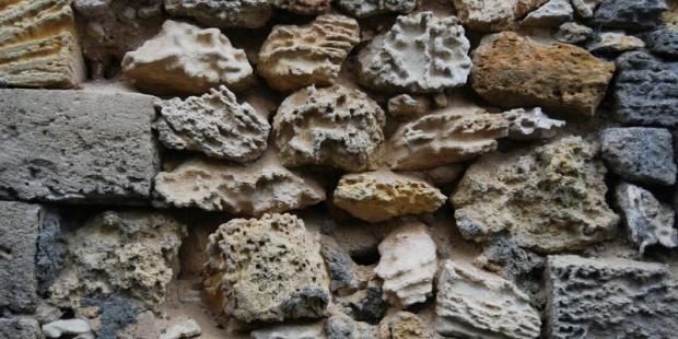 Sans la protection d'un enduit, les moellons de calcaire sont soumis à une érosion importante, Vayres