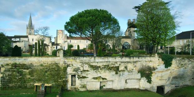 La ville et ses remparts semblent nés du socle calcaire, Saint-Emilion