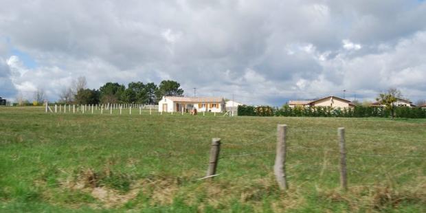 Les habitations s'implantent au sein des terres agricoles, au centre de larges parcelles, et ne proposent qu'une architecture banalisante - Saint-Christophe-de-Double 