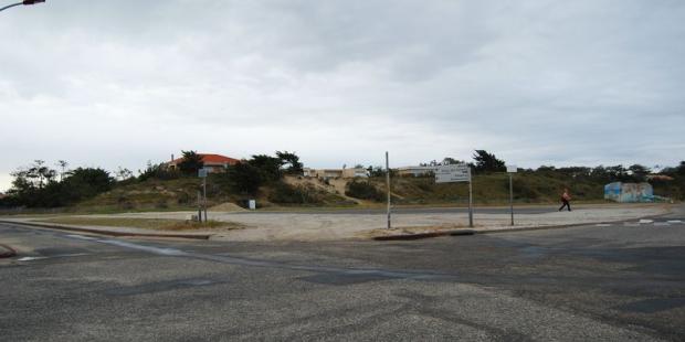 Le vaste espace de stationnement, sans aménagement, dévalorise le front de mer - Soulac-sur-Mer