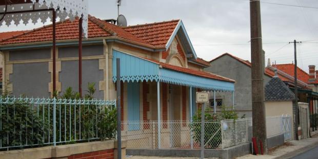 Même les maisons plus modestes s'ornent de matériaux bigarrés et bien travaillés - Soulac-sur-Mer