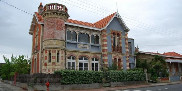 Le vocabulaire architecturale, riche et varié, dessine des villas à la forte personnalité - Soulac-sur-Mer