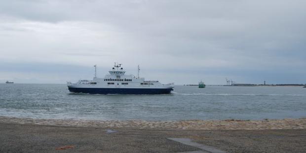 Le bac pour Royan fait du port un site clef et un paysage animé - Le-Verdon-sur-Mer 