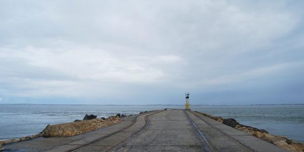 Les avancées des jetées permettent d'aller au contact des vastes horizons marins - Le-Verdon-sur-Mer