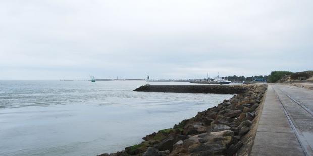 La succession des môles souligne le rôle portuaire important du Verdon - Le-Verdon-sur-Mer