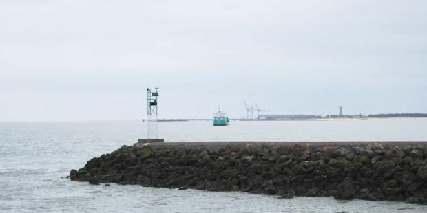 Les grues du port du Verdon accueillent les navires à l'entrée de l'estuaire