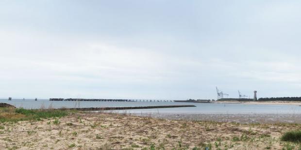 Avec ses grues et ses longs appontements, le port pétrolier du Verdon marque fortement le paysage - Le Verdon-sur-Mer
