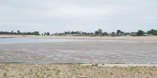 Au sud de Port-Médoc s'étend la petite plage de la Chambrette, la seule en rive gauche de l'estuaire - Le Verdon-sur-Mer