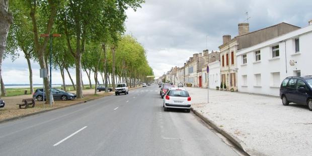 Façade continue et alignements majestueux du port de Pauillac 