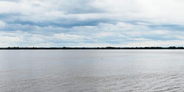 Le phare de Patiras ponctue la longue sihouette de l'île 