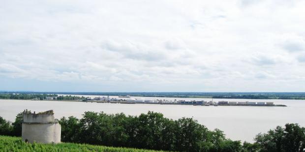 Dès la confluence, le Bec d'Ambès souligne le rôle industriel de l'estuaire 