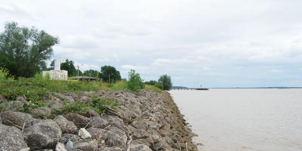Les berges empierrées de la zone portuaire de Blaye