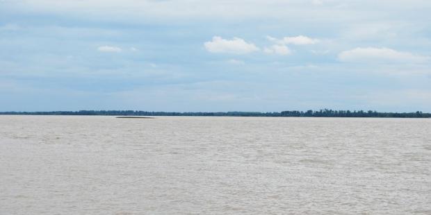 Vue depuis la zone portuaire de Blaye : le ciel et l'estuaire écrasent le Médoc par leur immensité 