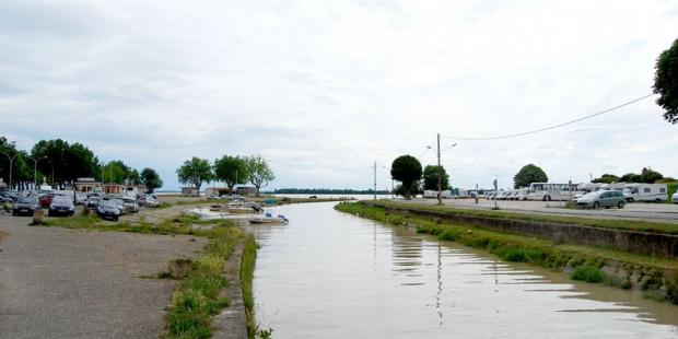 Chenal urbain du port de Blaye, envahi par les parkings 