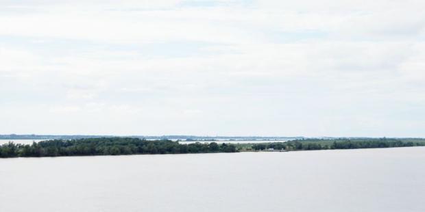 Depuis la citadelle de Blaye se dessinent l'Île Nouvelle, puis le Vasard de Beychevelle, et enfin le rivage du Médoc