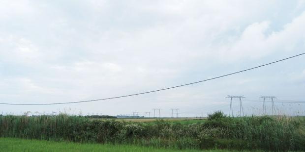 Du fait de l'horizontalité du marais et de la faible présence arborée, les lignes électriques semblent omniprésentes, traversant le paysage d'un bout à l'autre - Braud-et-Saint-Louis