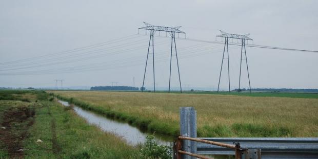La finesse de certains fossés doit rivaliser dans ces paysages avec la démesure des lignes à haute tension - Braud-et-Saint-Louis