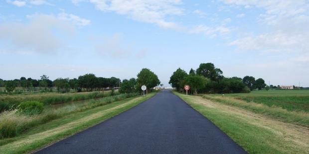 L'arrivée au port des Callonges est mise en scène par ce double alignement - Saint-Ciers-sur-Gironde 