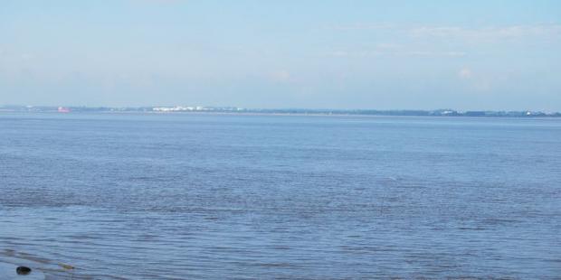 Les cuves du port pétrolier de Pauillac sont visibles depuis la rive droite 