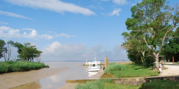 Les ports sont avant tout des sites stratégiques pour les déplacements à travers l'estuaire : liaisons possibles de Vitrezay à Pauillac ou Blaye - Saint-Ciers-sur-Gironde