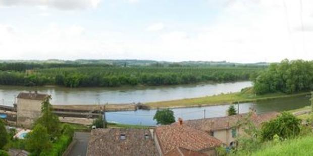 Castets-en-Dorthe surplombe les dernières écluses du canal latéral à la Garonne 