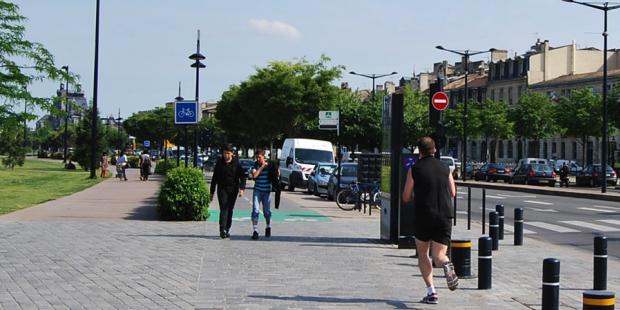 Bordeaux en 1996 et aujourd'hui - Les quais, autrefois envahis par les voitures, sont aujourd'hui dédiés en premier lieu aux loisirs et aux circulations piétonnes et cyclistes.