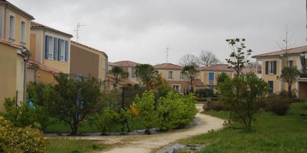 Le cœur de ce lotissement offre un espace extérieur collectif, relié au centre du village par un sentier piéton - Artigues-Près-Bordeaux 
