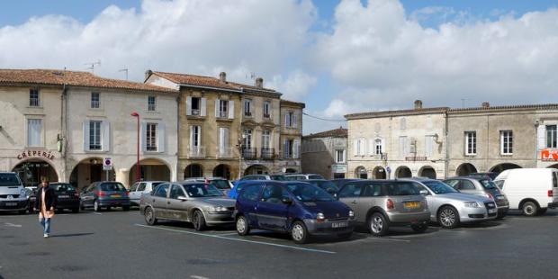 La place centrale de la bastide et ses arcades - Créon