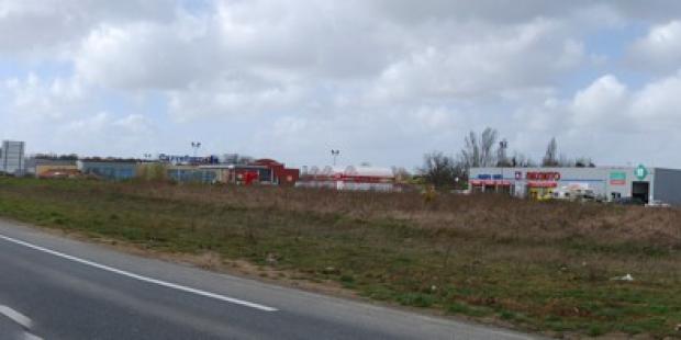 Au-delà des lotissements qui entourent la bastide de Créon se développe cette zone commerciale, aux abords de la RD671. 