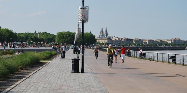 Le réaménagement des quais de Bordeaux a permis aux piétons de reconquérir le vaste espace du port 