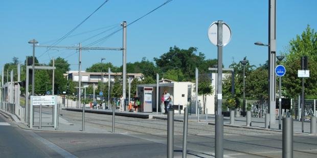 Le développement du réseau de tramway sur le territoire de la CUB apporte une grande flexibilité dans l'offre de transports en commun sur l'agglomération, favorisant ainsi les déplacements doux - Cenon 