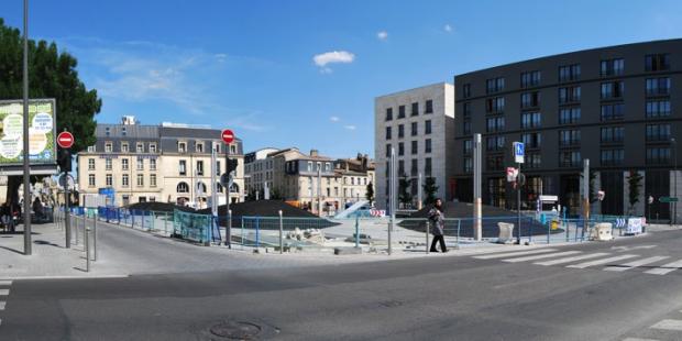 De nombreux chantiers d'espaces publics parsèment encore les rues de Bordeaux, soulignant la dynamique de transformation de la ville. 