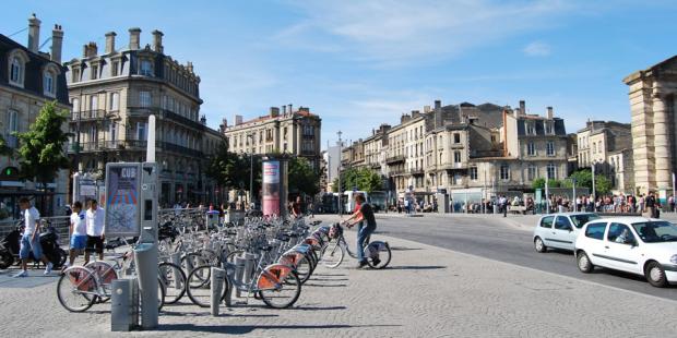 La mise en place par la CUB d'un parc de vélos à louer et de bornes d'emprunt et de restitution sur l'agglomération apporte une offre simple et peu contraignante pour les déplacements doux - Bordeaux 