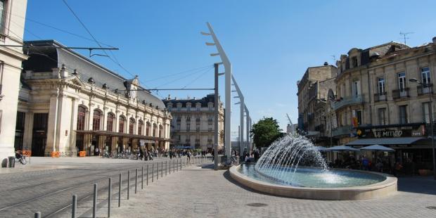 Le parvis de la gare Saint-Jean, entièrement réaménagé, est aujourd'hui bien plus accueillant pour les piétons ; seuls les trams circulent encore sur cet espace - Bordeaux