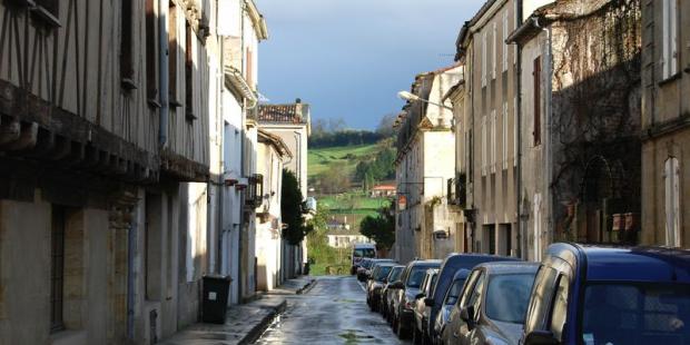 Les coteaux en rive droite de la Dordogne se révèlent dans le prolongement des rues étroites de la bastide - Sainte-Foy-la-Grande